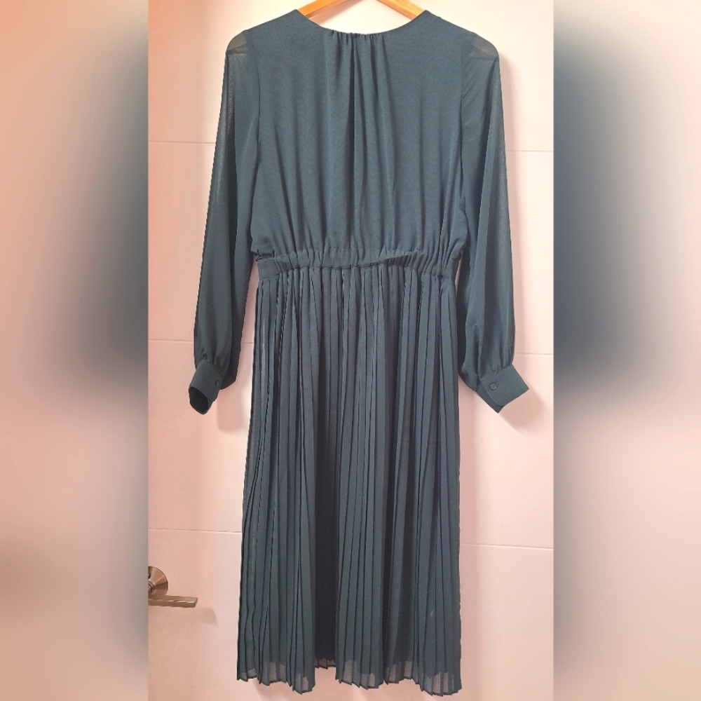 Banana Republic Factory Pleated Midi Dress - Picture 5 of 5
